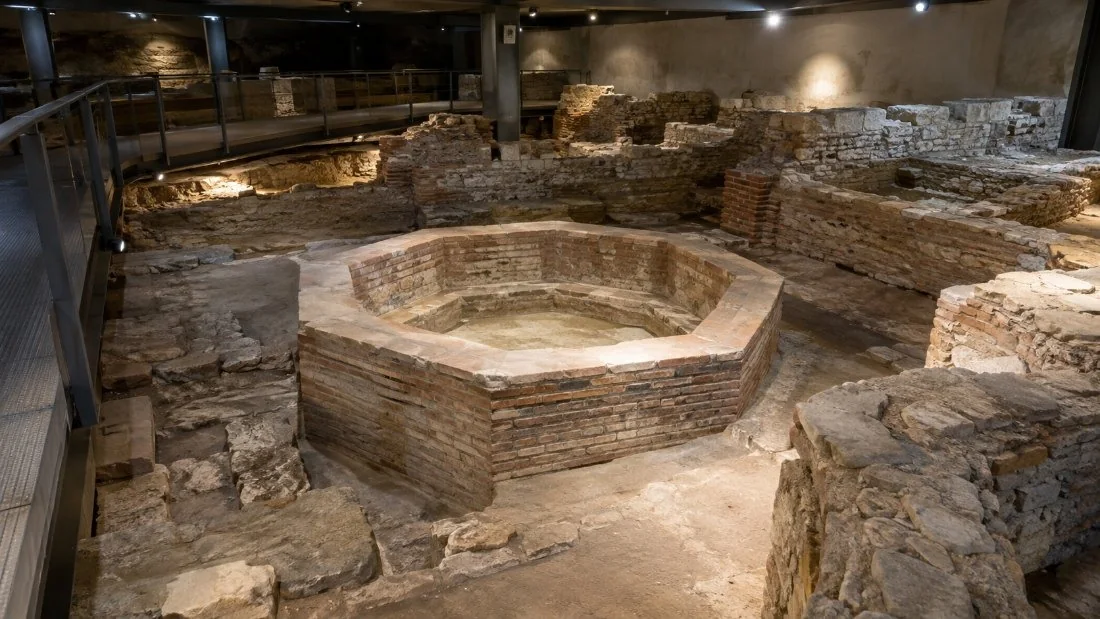 Le bassin octogonal excavé du Baptistère de San Giovanni alle Fonti dans la zone archéologique sous le Duomo
