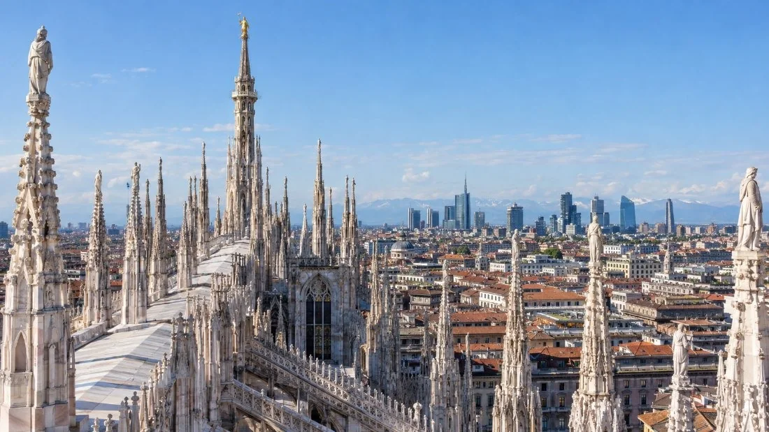 La vue depuis les terrasses du Duomo sur les toits de Milan en direction des tours modernes de Porta Nuova